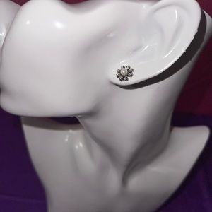 Flower stud earrings